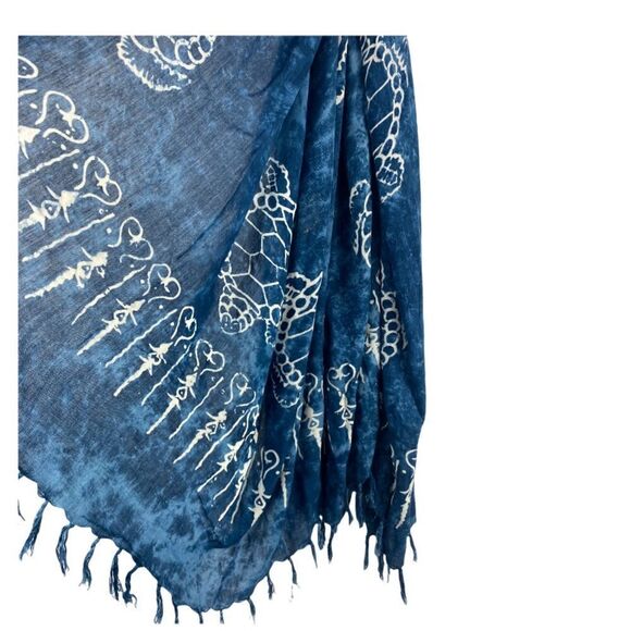 Blue turtle print shawl / beach sarong - Picture 4 of 5